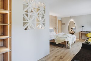 Ropa de cama de alta calidad y caja de seguridad en la habitación