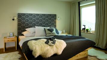 SÀngtillbehör av högsta kvalitet och vÀrdeförvaringsskÄp pÄ rummet