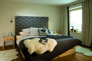 Ylelliset vuodevaatteet, tallelokero huoneessa, työpöytä, vauvansängyt