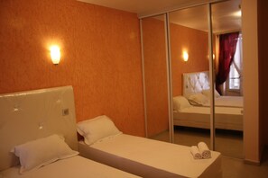 Triple Room | Minibar, in-room safe, soundproofing, free WiFi - Arcotel (Cannes)