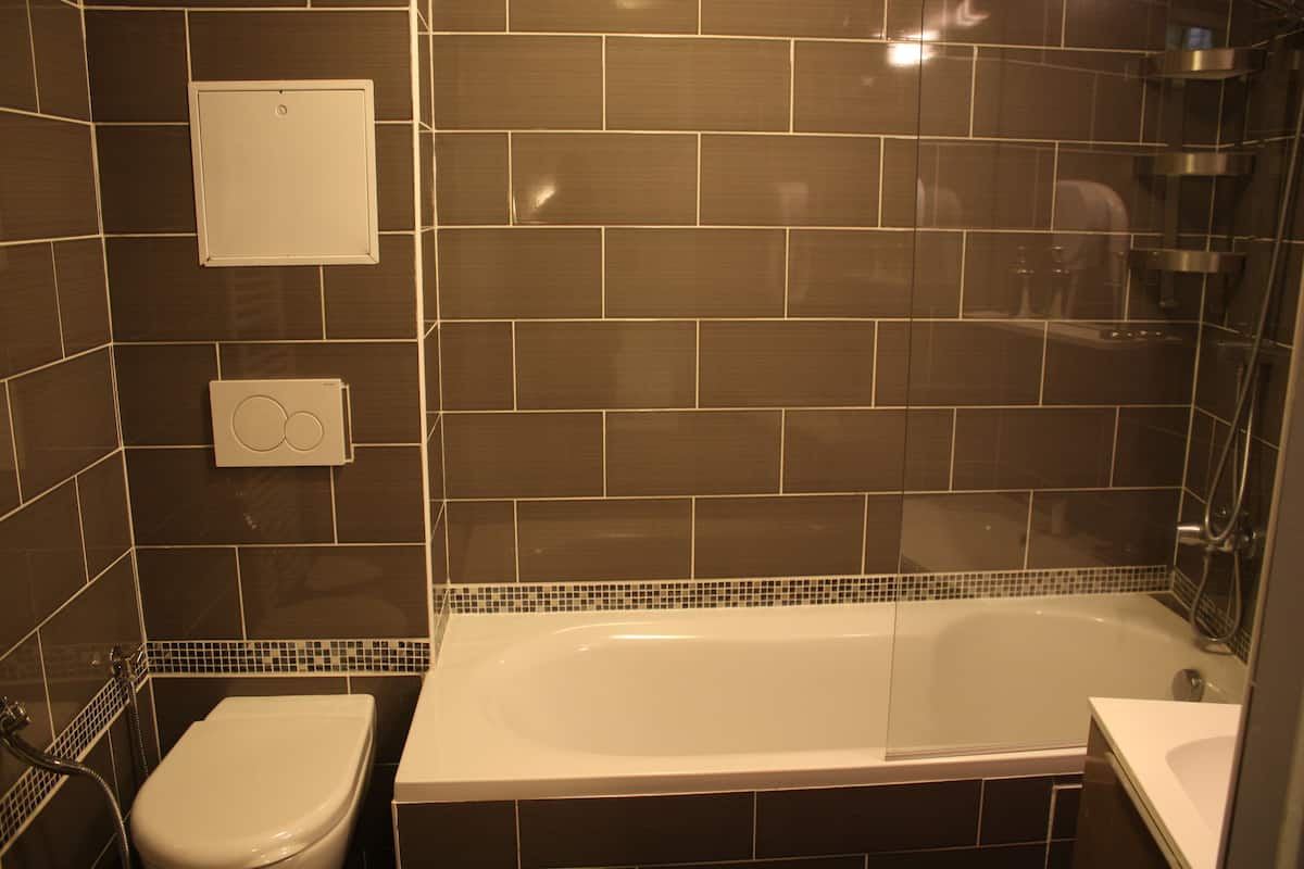 Bathtub, towels