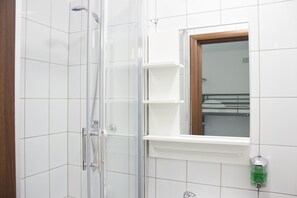 Shower, hair dryer, towels - Warsaw Downtown Hostel (Warsaw)