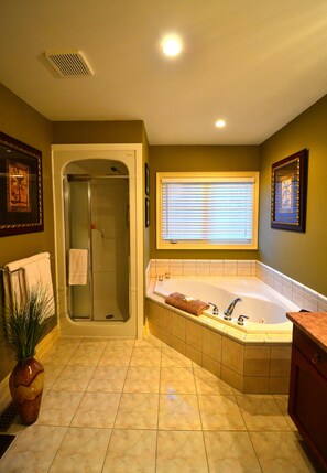 Suite, 1 King Bed (Serengeti Suite) | Bathroom | Separate tub and shower, jetted tub, free toiletries, hair dryer - Explorer House (Niagara-on-the-Lake)