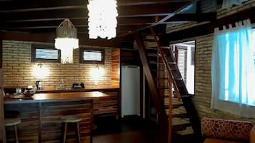 Bungalow Romantis | Dapur pribadi | Lemari es besar, kompor, dan ketel listrik