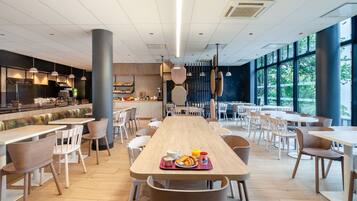 Bữa sáng buffet hàng ngày với phụ phí nhỏ