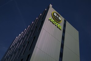 Voorkant accommodatie - avond/nacht
