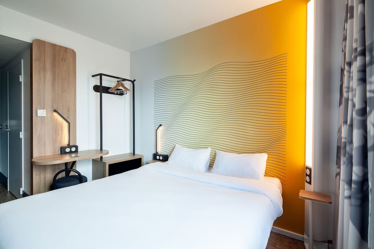 Luxe beddengoed, een bureau, geluiddichte muren, gratis wifi