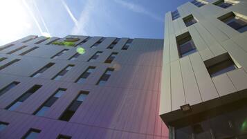 Un bâtiment moderne avec une enseigne bien visible indiquant qu’il s’agit d’un hôtel.