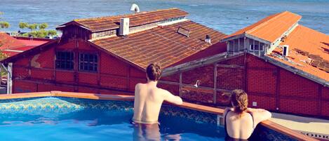 Alberca al aire libre y camastros