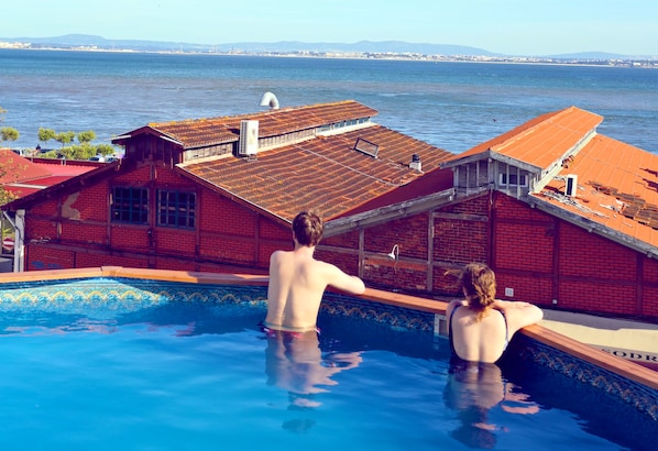 Piscina externa, espreguiçadeiras
