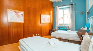 Chambre avec lits jumeaux, salle de bains commune | Coffre-fort, système d’insonorisation, fer et planche à repasser