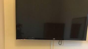 Een flatscreen televisie aan een muur bevestigd.