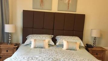 Superior tweepersoonskamer, en-suite badkamer | 1 slaapkamer, luxe beddengoed, een kluis op de kamer