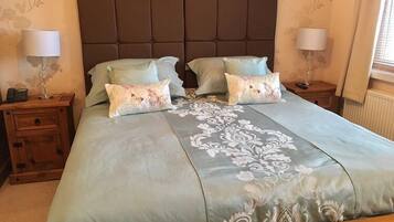 Superior suite, en-suite badkamer | 1 slaapkamer, luxe beddengoed, een kluis op de kamer