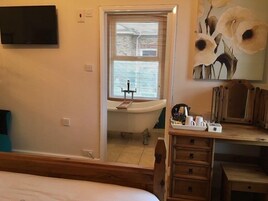 特色双人房, 独立浴室 (Bath and Shower) | 1 多间卧室、高档床上用品、客房内保险箱