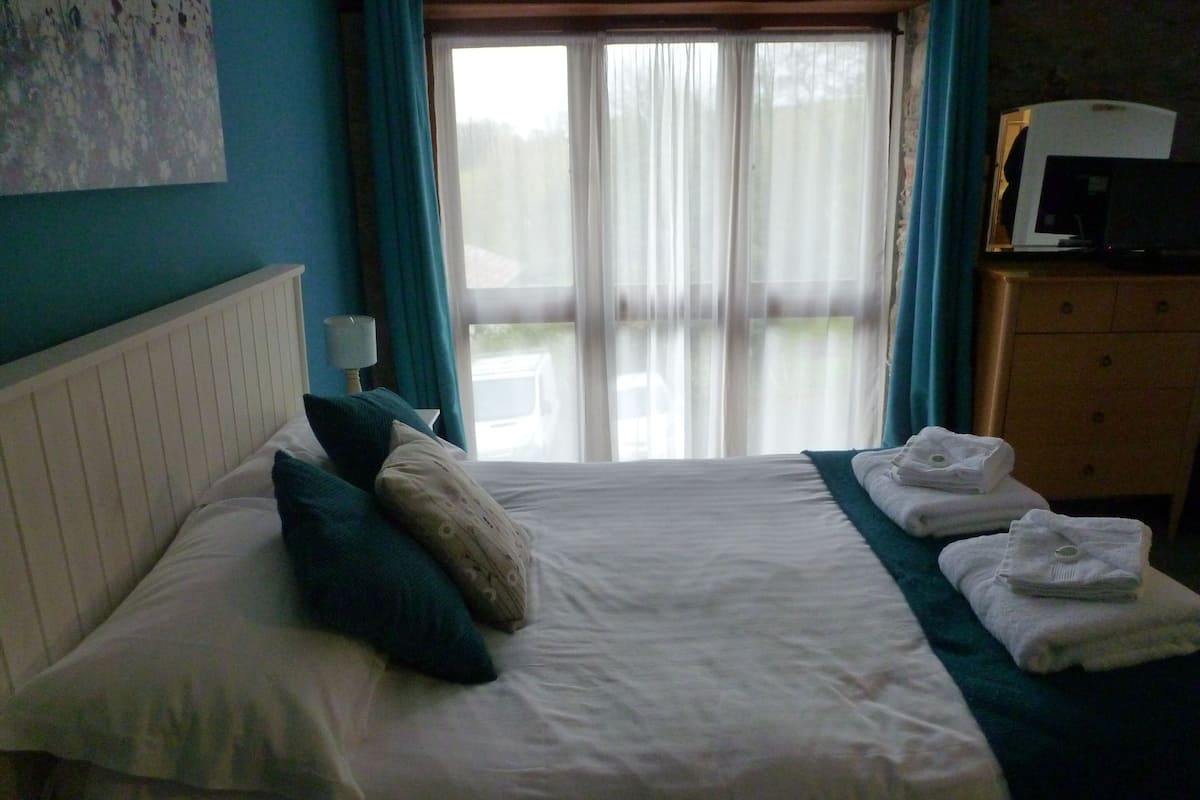 suite, ensuite (room 12 - elder)