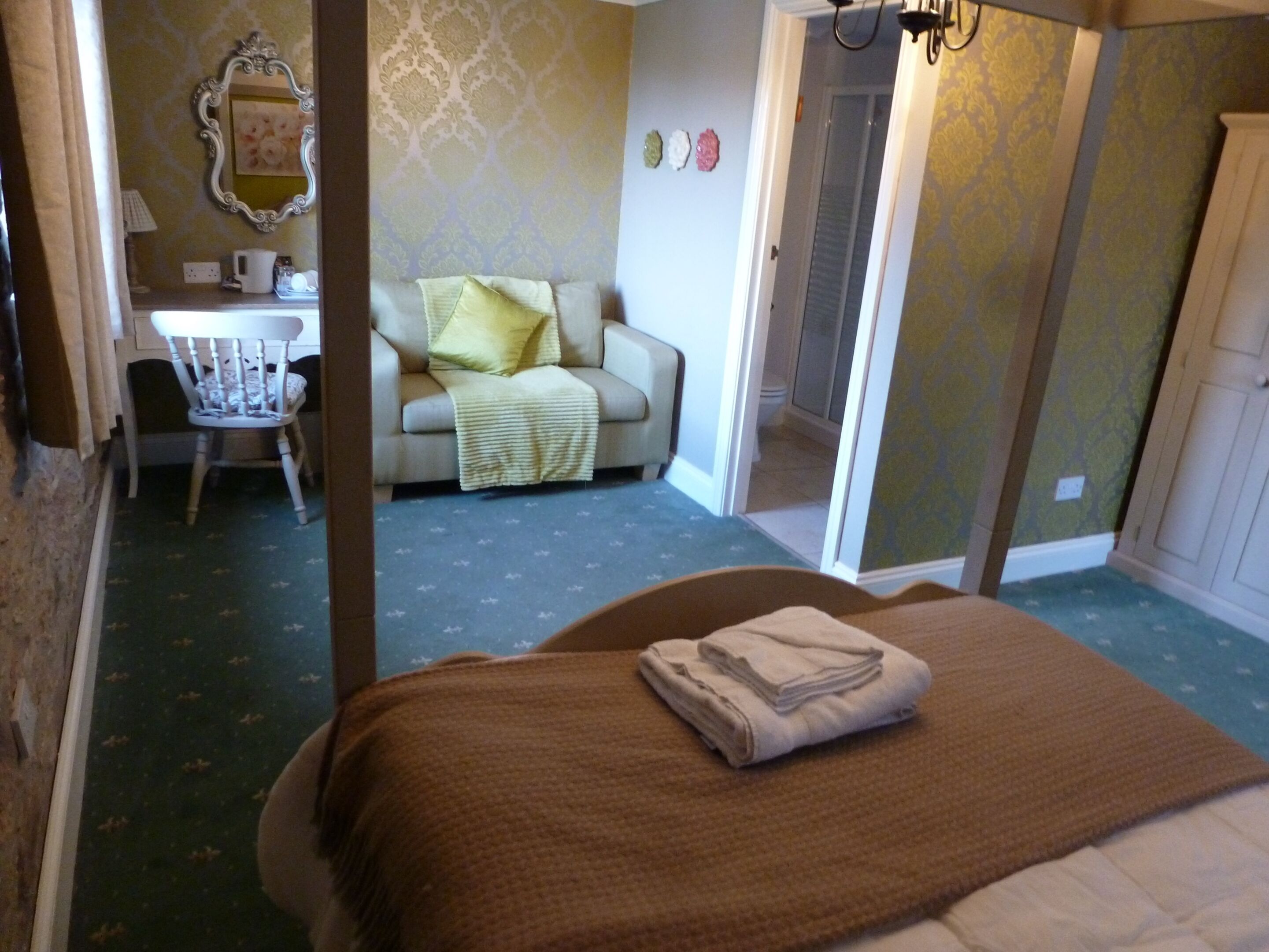 suite, ensuite (room 11 -  swallow)