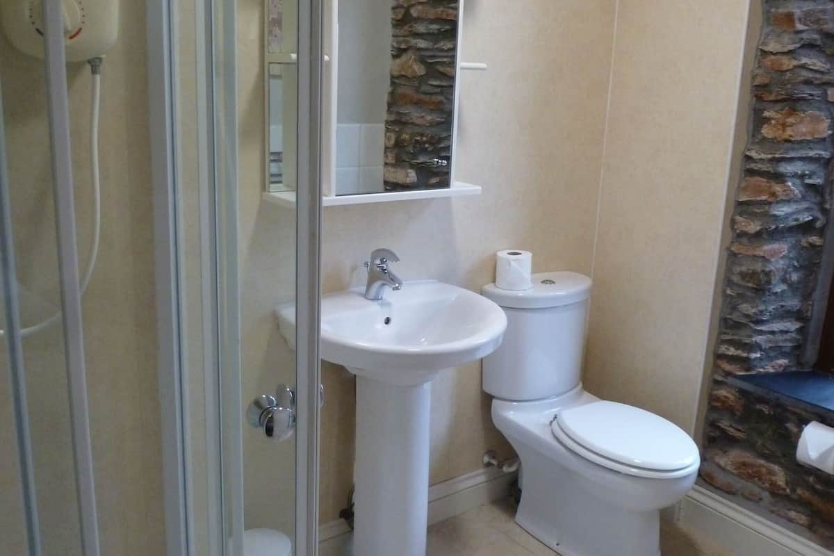 triple room, ensuite (rooms 4, + 5 ) | bathroom