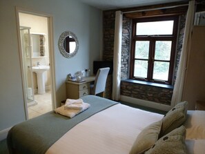 Chambre triple, salle de bain attenante (Rooms 4, + 5 )
