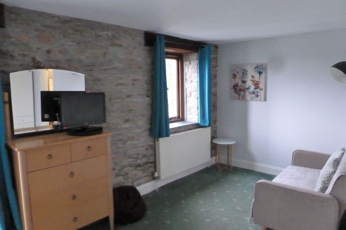 suite, ensuite (room 12 - elder)