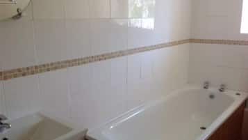 Basic Suite, Ensuite | Bathroom