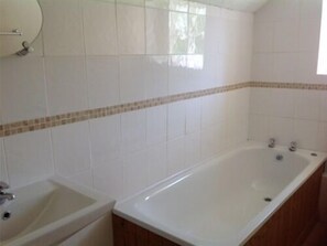 Suite básica, baño en la habitación | Baño