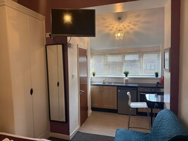 三人房 | 迷你吧、特色装修、特色家居、熨斗/熨板