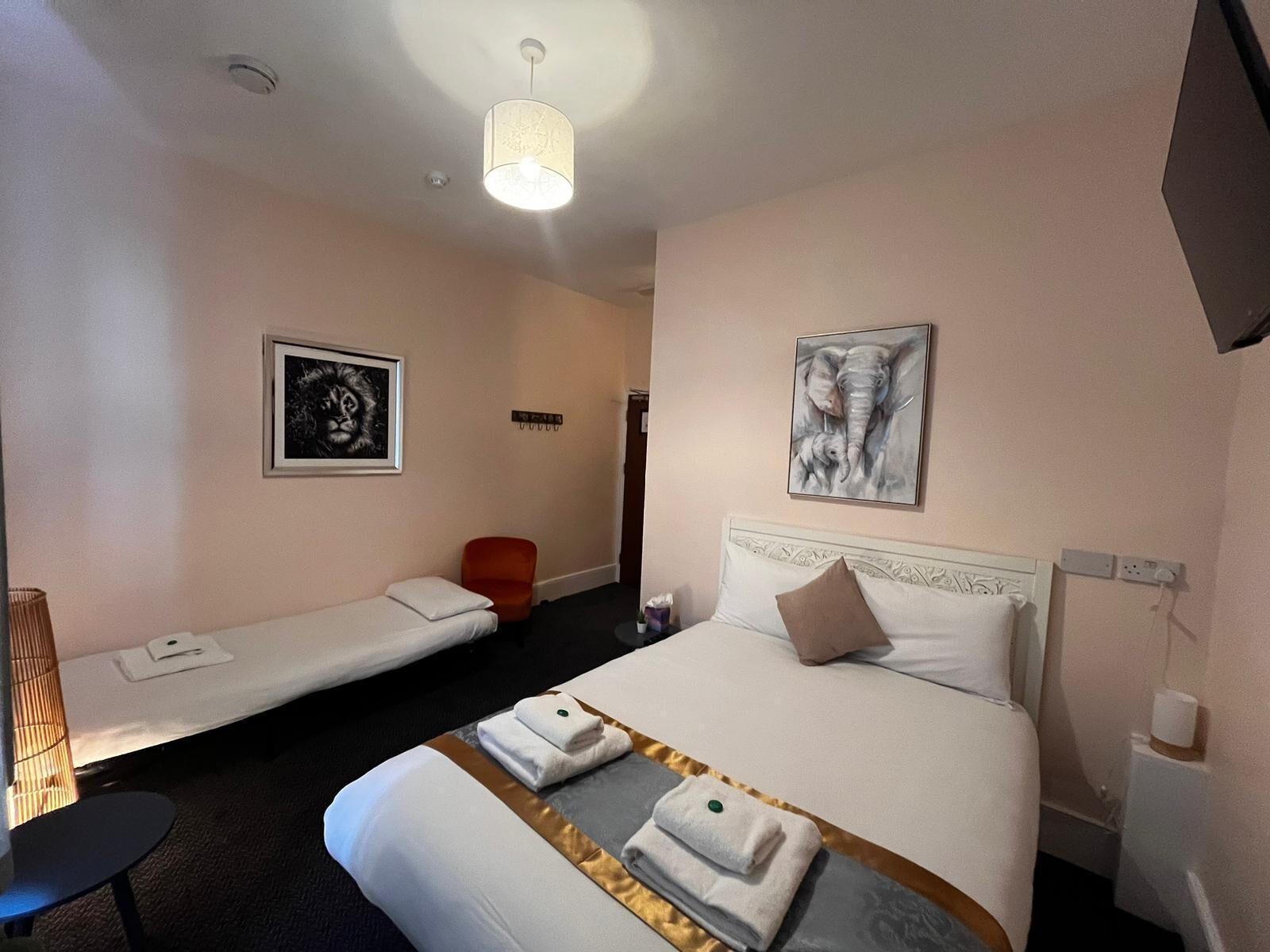 Minibar, decoración personalizada y muebles diferentes 