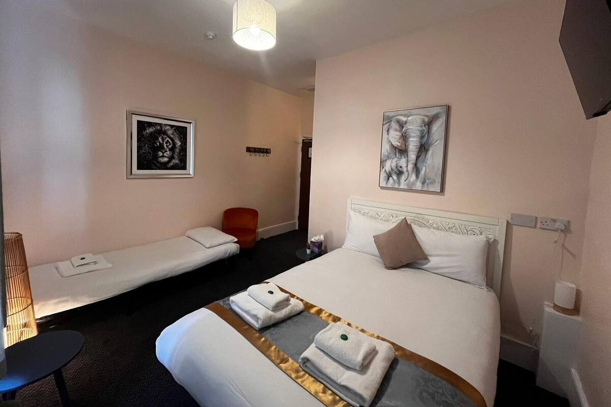 Een minibar, een strijkplank/strijkijzer, gratis wifi