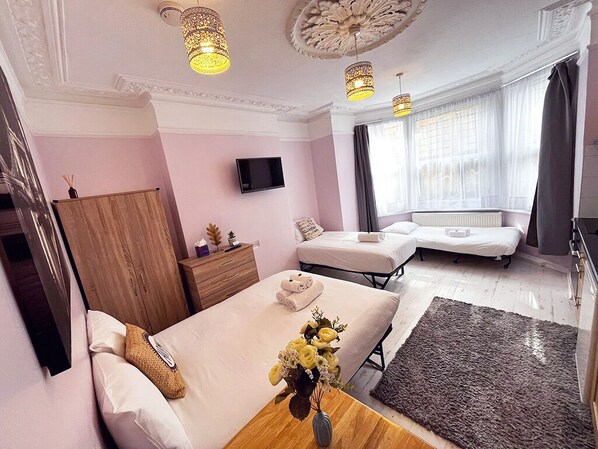 Perhestudio | Minibaari, yksilöllisesti sisustettu, yksilöllisesti kalustettu