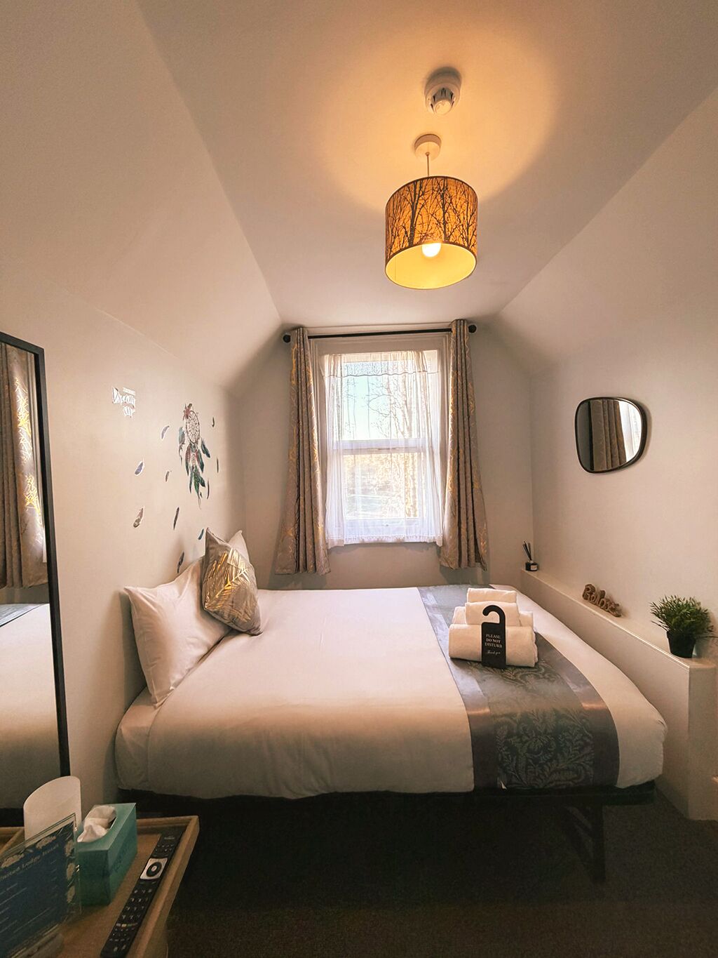 Cozy Double Room (Shared Bathroom) | Een minibar, individueel gedecoreerd, individueel gemeubileerd