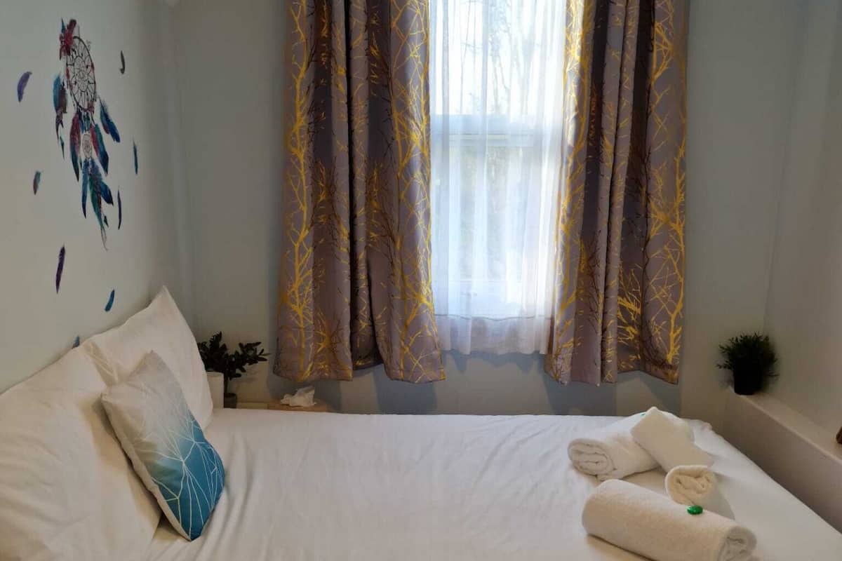Cozy Double Room (Shared Bathroom)