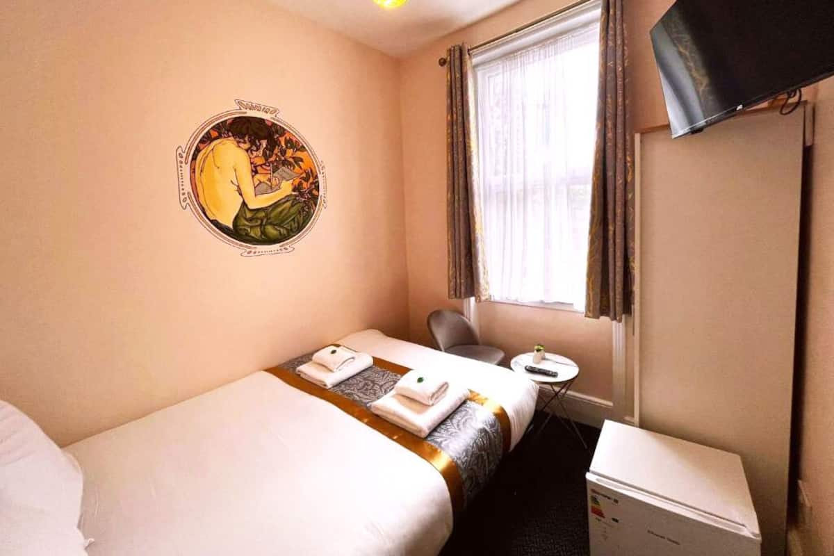 Standaard tweepersoonskamer | Een minibar, een strijkplank/strijkijzer, gratis wifi
