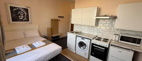 Double Studio | Minibar, individually decorated, individually furnished