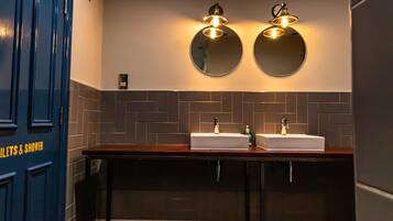 Regadera, secadora de cabello, jabón, shampoo