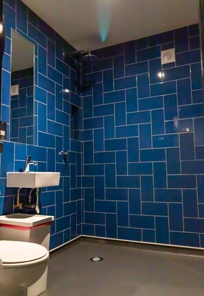 Douche, sèche-cheveux, savon, shampoing