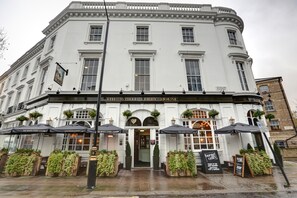 A white building with a sign reading "The White Ferry House". - PubLove The White Ferry, Victoria - Hostel (London)