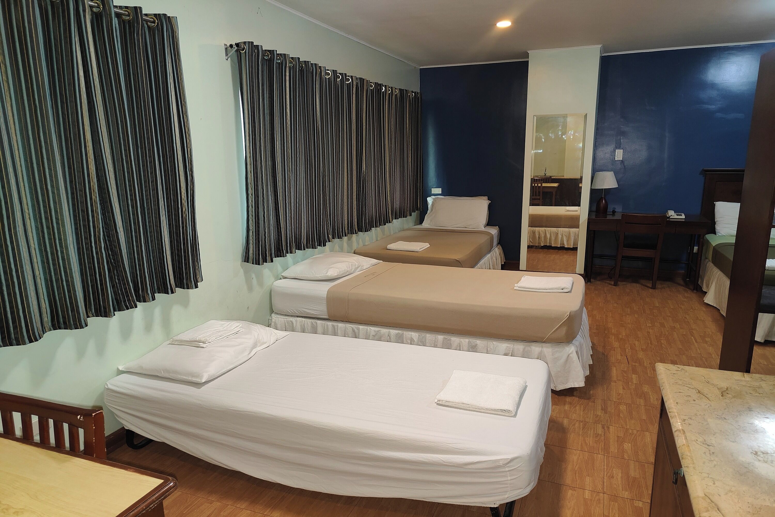 Family Room | Peralatan tempat tidur premium, meja, Wi-fi percuma, cadar katil 
