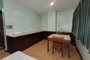 家庭房 | 高档床上用品、办公桌、免费 WiFi、床单