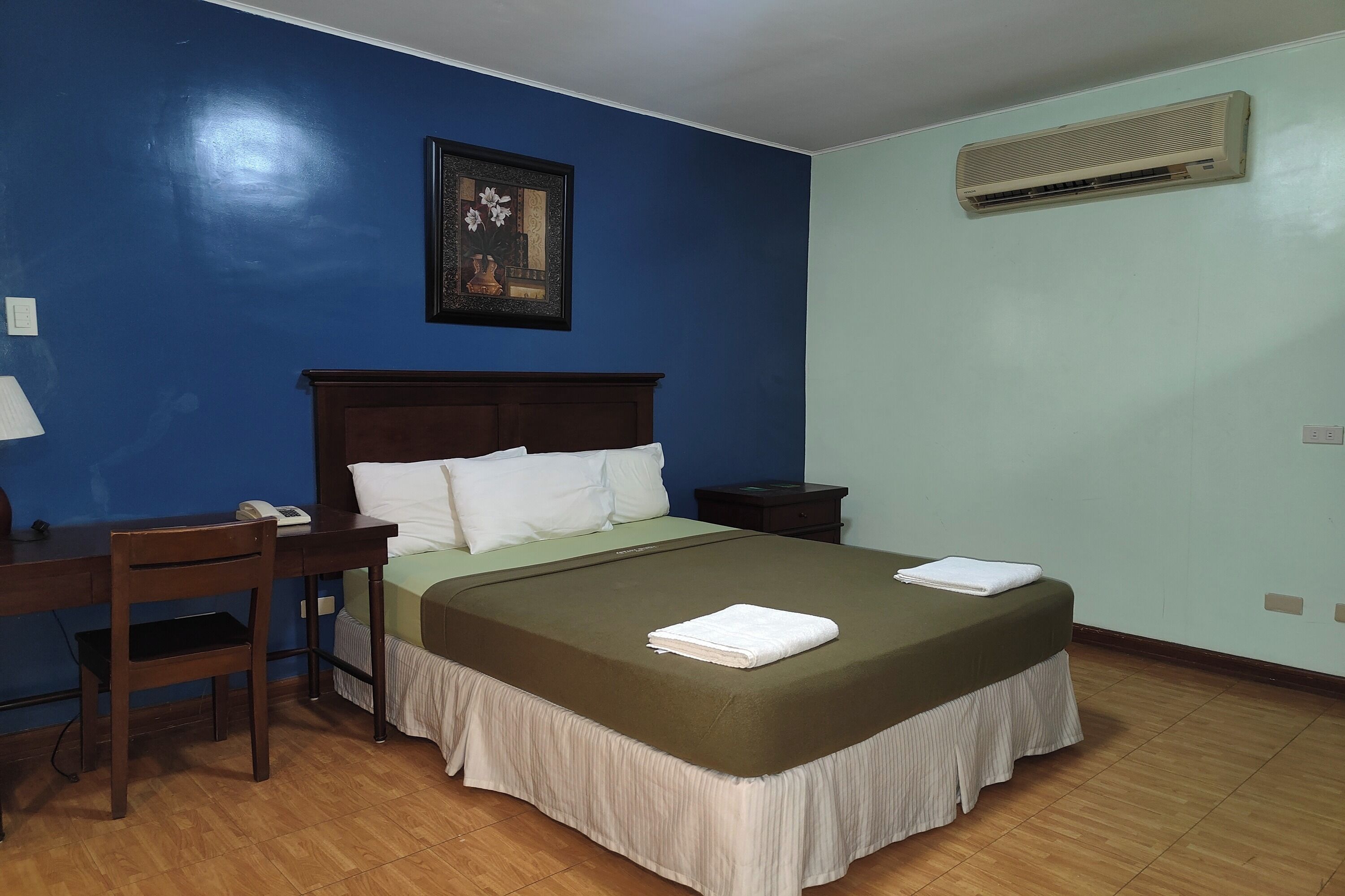 Ropa de cama de alta calidad, escritorio, wifi gratis y ropa de cama 