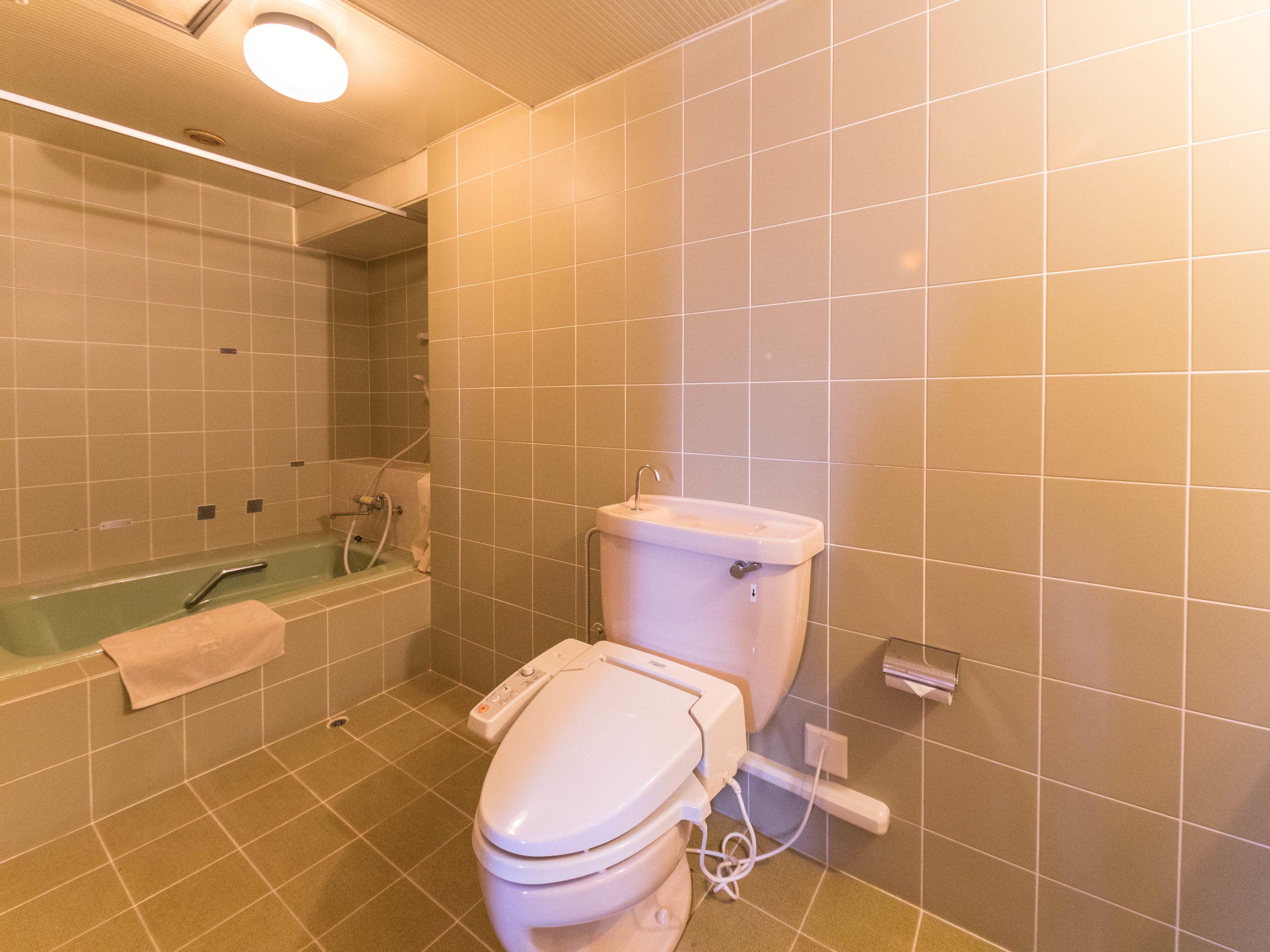 Un baño con inodoro, bañera y ducha.