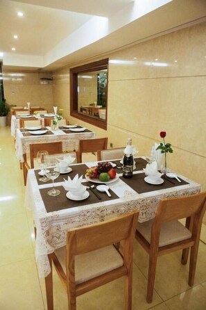 Serveert ontbijt, lunch en diner