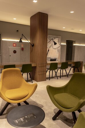 Lobby sitting area - Max Plaza Hotel (Marilia)