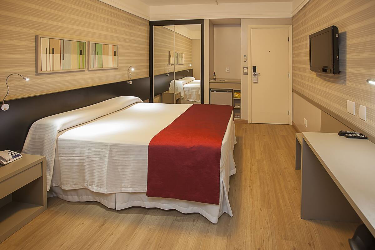 Minibar, in-room safe, desk, WiFi (free)