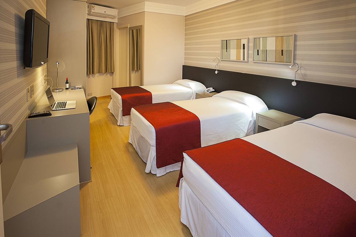 Minibar, in-room safe, desk, WiFi (free)