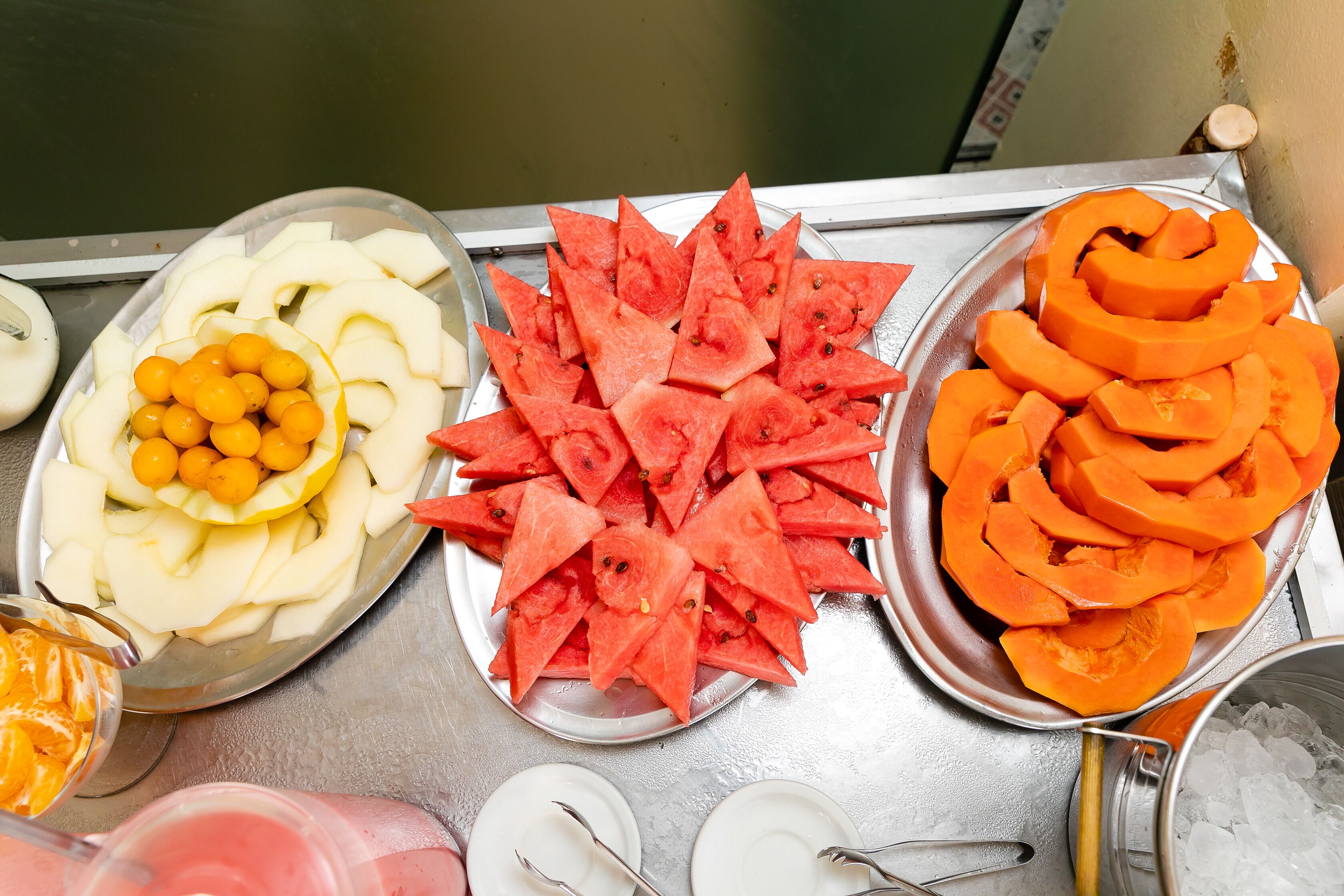 Ein reichhaltiges Buffet mit verschiedenen Früchten und einer Eisschale.