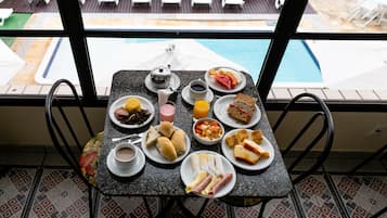 Free daily buffet breakfast