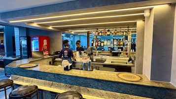Bar (trong khuôn viên)