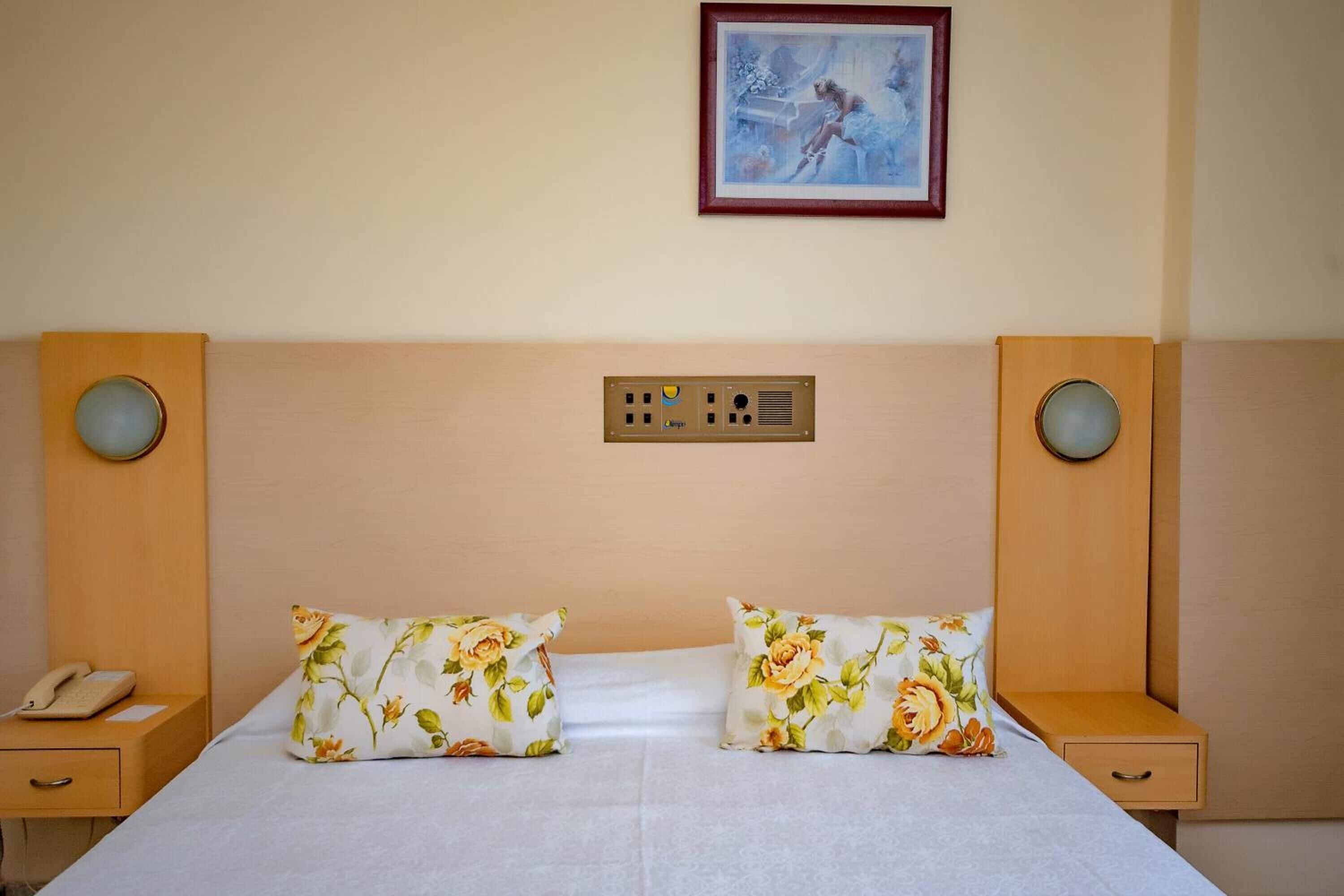 Escritorio, sistema de insonorización y wifi gratis 