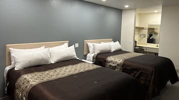 Habitación estándar, 2 camas Queen size, para no fumadores | Escritorio, tabla de planchar con plancha, cunas y camas extra